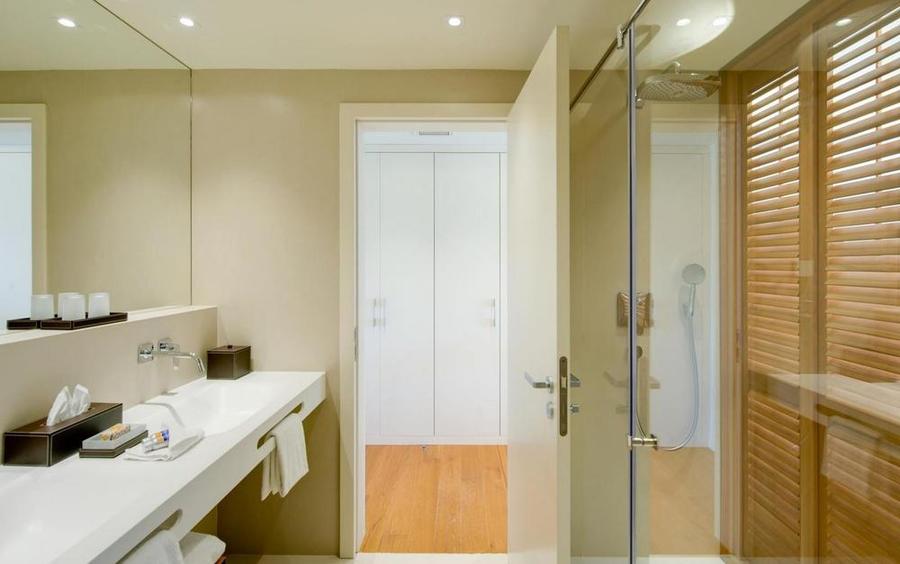 Vila-Vita-Parc-Deluxe-Room-Bathroom